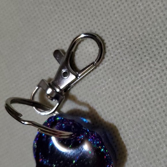 Resin skull 💀 keychain - Picture 2 of 4